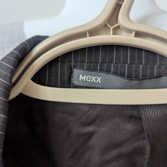 Men's Mexx Black & White Pinstripe 2 Piece Suit 38R- Like New - Picture 11 of 11